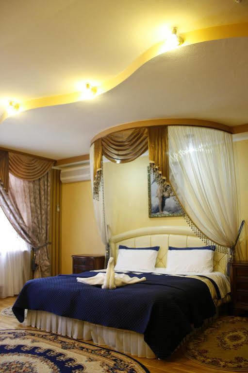Rayske Yabloko Hotel Lviv Exterior photo